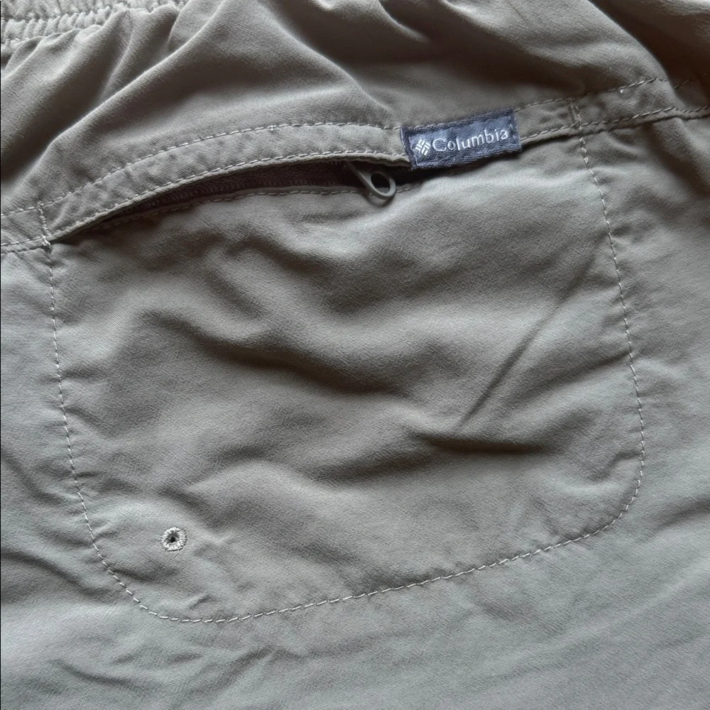 Columbia boundless trek - Black, Pink, and Green size Medium 5 inch inseam - Picture 2 of 3